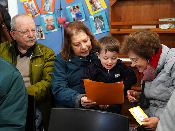 Encuentro con abuelos y abuelas de las salas de 2